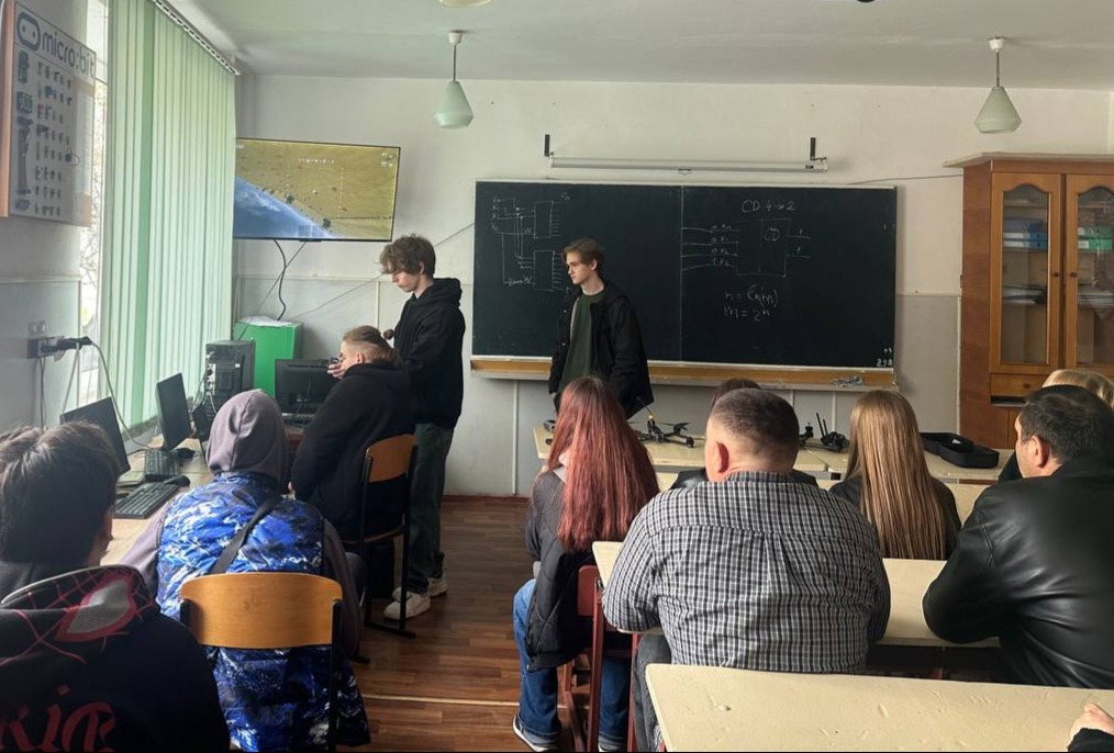 студенти мали змогу спробувати себе у ролі пілота